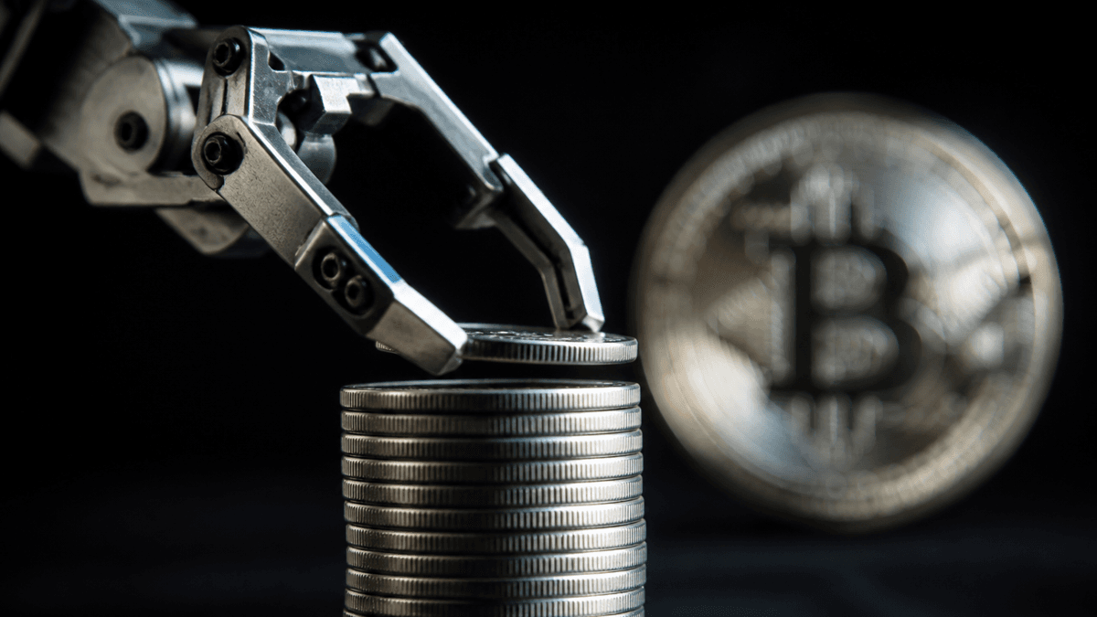 机械抓手臂从一堆硬币中拉出一枚银币